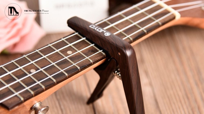 Capo là một phụ kiện nhỏ dùng để kẹp lên cần đàn ukulele