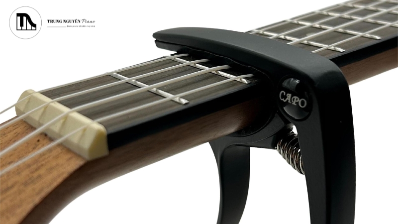 Vị trí đặt capo lý tưởng là ngay phía sau thanh ngăn phím