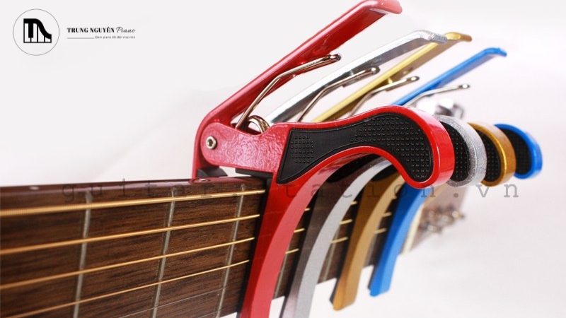 Hãy thử nghiệm kẹp capo ở nhiều vị trí khác nhau