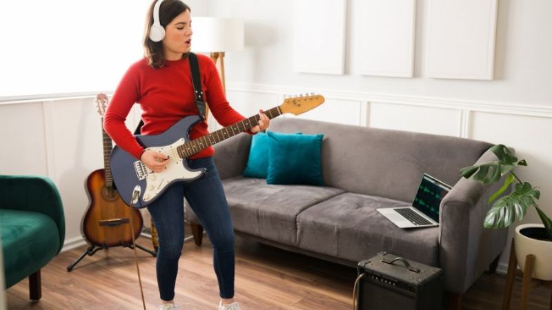Luyện tập guitar điện qua tai nghe sẽ không gây ảnh hưởng đến người xung quanh