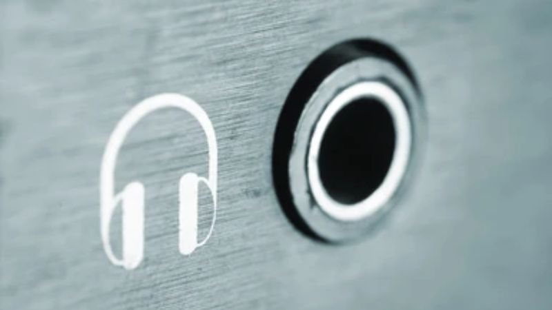 Giữ sạch cổng kết nối guitar và audio interface để đảm bảo tín hiệu ổn định, tránh nhiễu