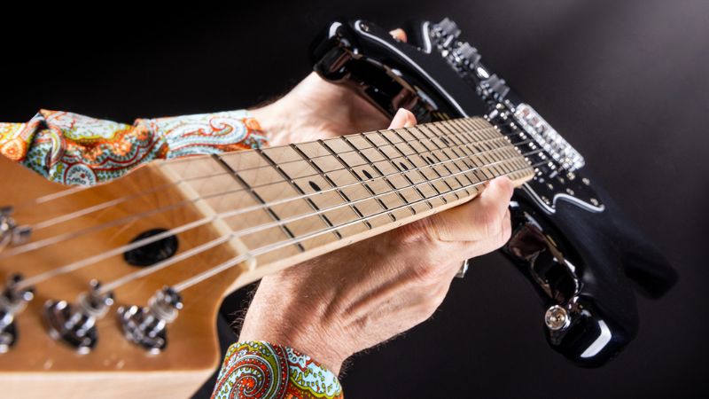 Bảo quản đàn không đúng cách dẫn đến cong cần do nhiệt độ và độ ẩm