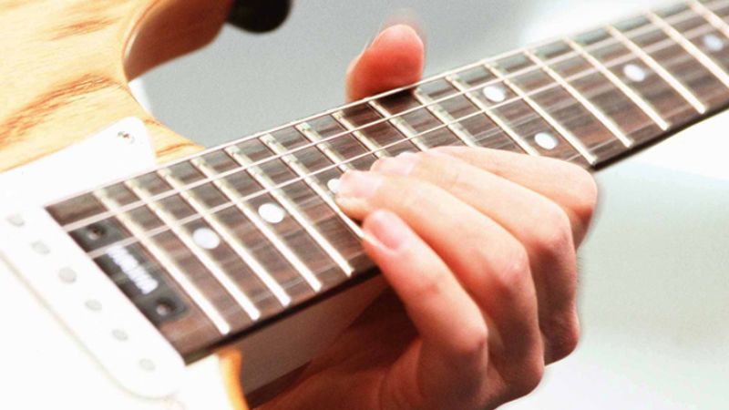 Cảm giác dây rè hoặc action quá cao khi chơi là dấu hiệu cần đàn bị cong.