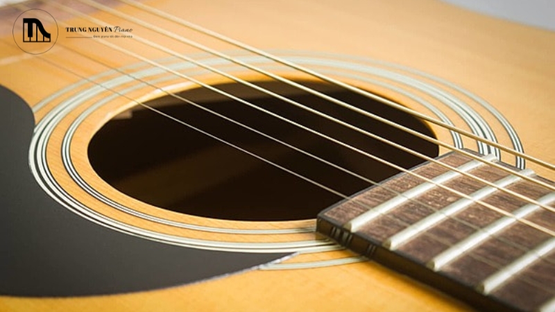 Lỗ tròn ở giữa mặt đàn không chỉ để âm thanh thoát ra ngoài