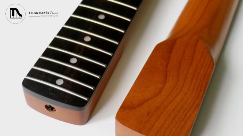 Cần đàn là bộ phận dài, nơi tay trái của bạn sẽ thao tác để tạo ra các nốt nhạc khác nhau