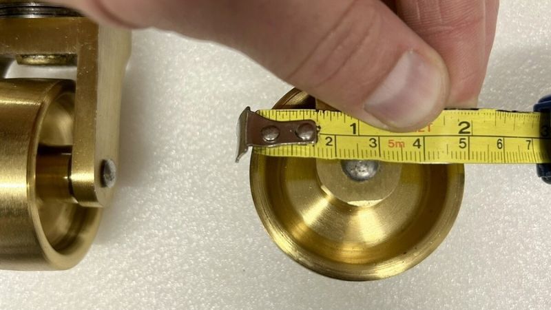 Đo đường kính bánh xe đàn piano để chọn chén kê vừa khít, chống trượt hiệu quả