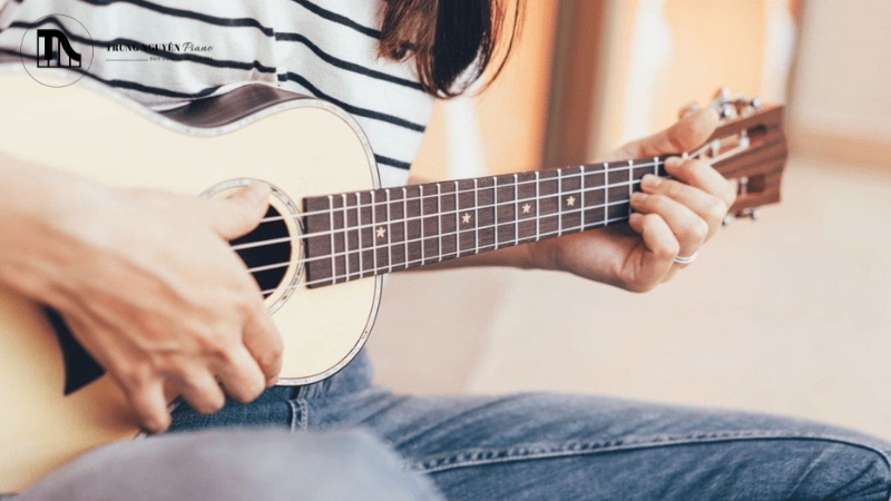 Chỉnh âm đàn Ukulele: 3 Cách đơn giản & chính xác nhất 11 Dây đàn mới cần một khoảng thời gian để giãn và ổn định