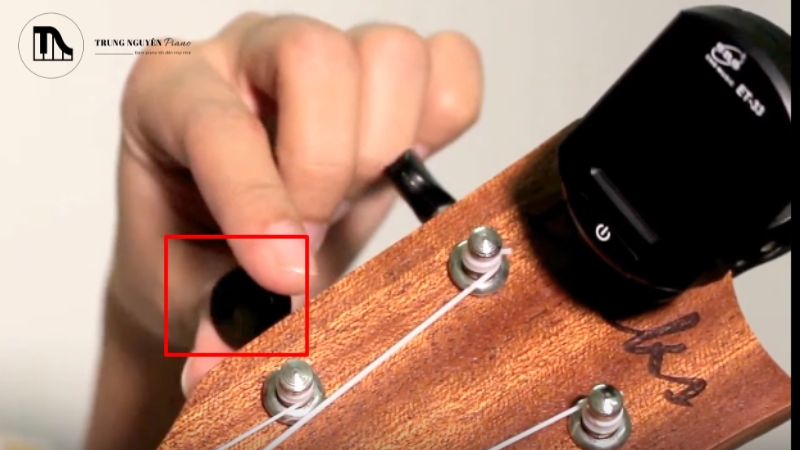 Chỉnh âm đàn Ukulele: 3 Cách đơn giản & chính xác nhất 3 Vừa vặn, bạn vừa gảy nhẹ vào dây để lắng nghe và quan sát