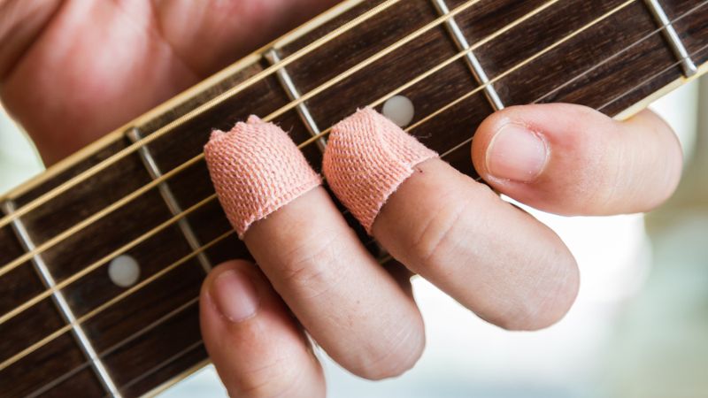 Miếng dán giúp giảm đau tạm thời nhưng không thay thế được cảm giác thật khi chơi guitar
