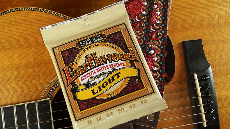 Dây đàn Ernie Ball Earthwood mang lại âm thanh ấm và cảm giác bấm nhẹ
