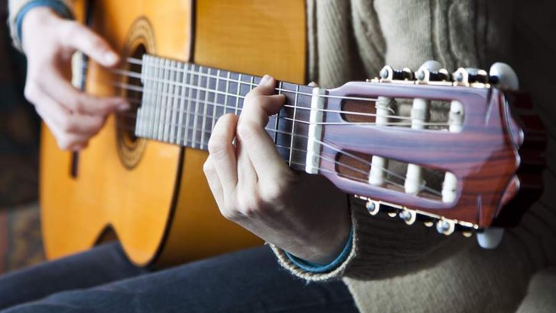 Tư thế tay chuẩn khi tập guitar giúp người mới chơi tiến bộ nhanh và thoải mái hơn