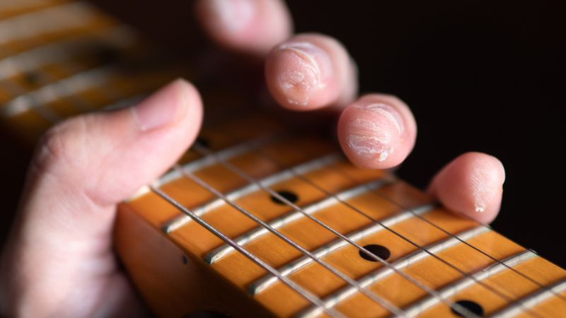 Lưu ý không bóc lớp da chai ở đầu ngón tay để bảo vệ và duy trì cảm giác chơi đàn