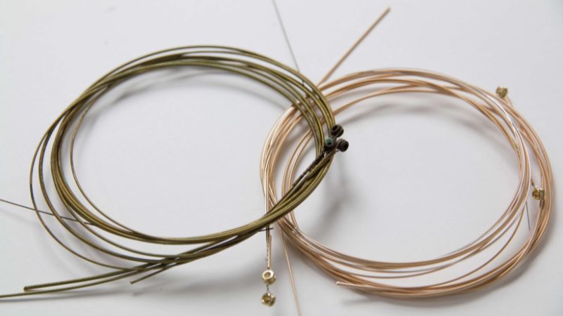 Sự khác biệt giữa dây đàn mới và dây đàn cũ xuống cấp