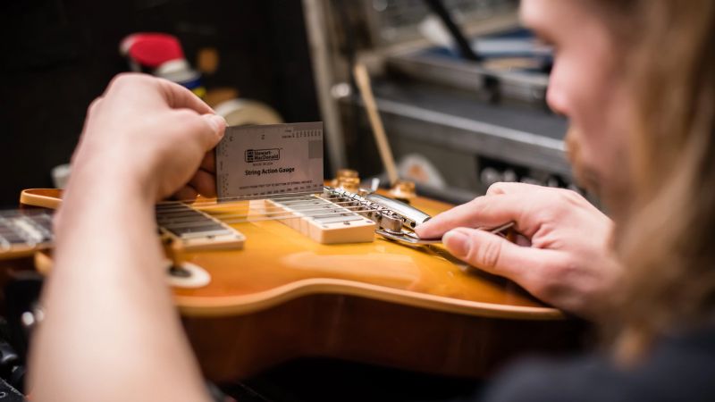 Kiểm tra action – độ cao dây đàn để tránh khó bấm hoặc rè dây