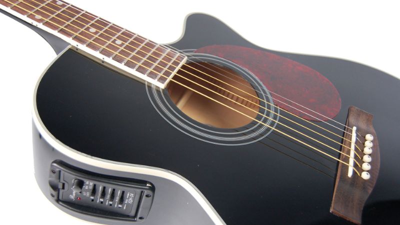 Đàn guitar bán cổ điển kết hợp âm thanh mộc mạc và công nghệ điện tử hiện đại