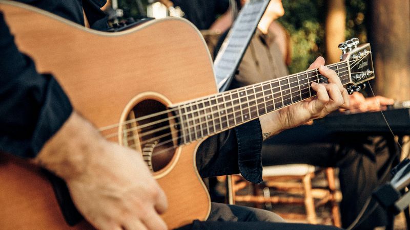 Hãy tự hỏi nên học để đệm hát hay chơi độc tấu