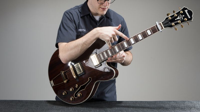 Kiểm tra cần đàn và độ thẳng của guitar trước khi quyết định mua