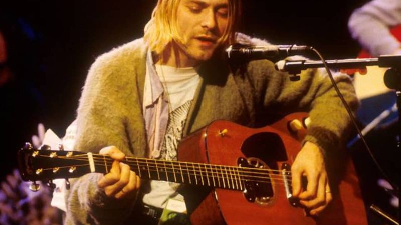 Kurt Cobain biểu diễn cùng cây đàn Martin D-18E huyền thoại