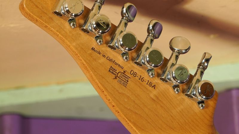 Kiểm tra số serial trên cây đàn guitar cổ để xác minh nguồn gốc