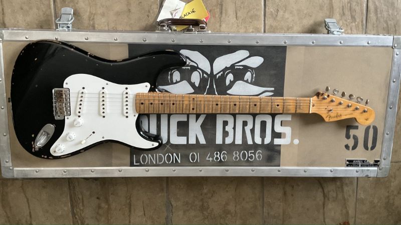 Fender Stratocaster “Blackie” – cây guitar do Eric Clapton tự lắp ráp từ ba cây đàn khác nhau năm 1970