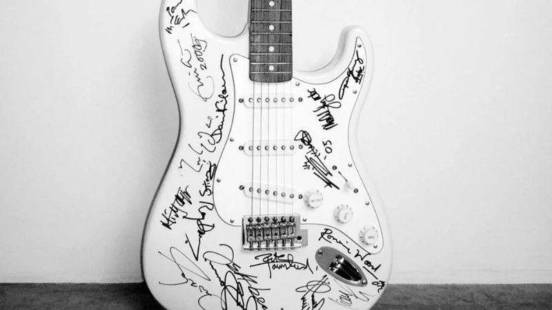 Cây Fender Stratocaster “Reach Out to Asia” với chữ ký của nhiều huyền thoại âm nhạc thế giới