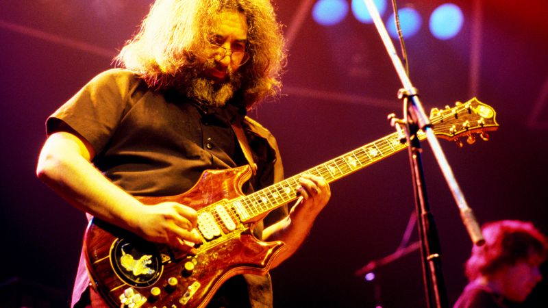 Cây guitar “Wolf” được chế tác riêng cho Jerry Garcia với hình con sói khảm tinh xảo trên thân đàn