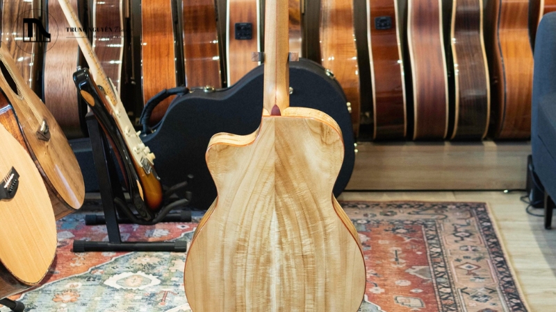 Gỗ là linh hồn của cây đàn, quyết định phần lớn trọng lượng và màu sắc âm thanh