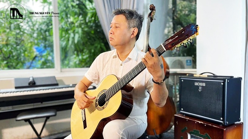 Nghệ sĩ đang sử dụng cây đàn nhẹ, trông rất thoải mái