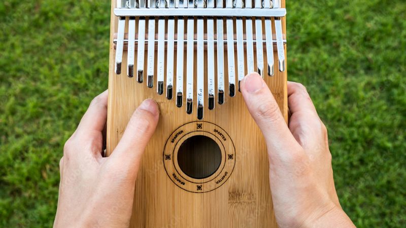 Hướng dẫn tư thế cầm đàn Kalimba đúng cách
