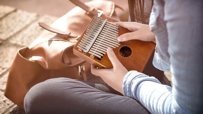 Kalimba – nhạc cụ thân thiện cho người mới, có thể học bằng Tab hoặc nhạc lý cơ bản