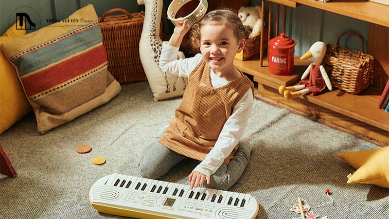 Hướng dẫn chọn đàn Keyboard Mini giá rẻ cho bé và người Mới 9 Kiểm tra trực tiếp đàn tại cửa hàng