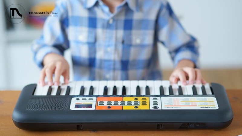 Hướng dẫn chọn đàn Keyboard Mini giá rẻ cho bé và người Mới 7 Cây đàn Yamaha PSS-F30 với thiết kế hiện đại, tinh tế