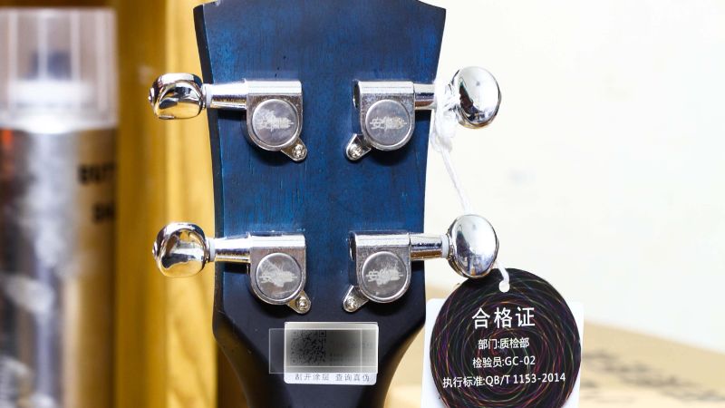 Bộ khóa đúc chắc chắn giữ dây ổn định trên đàn ukulele Andrew, hạn chế việc phải chỉnh dây liên tục