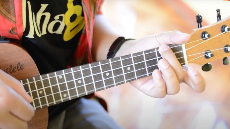 Nên yêu cầu người bán chơi thử vài hợp âm cơ bản để cảm nhận âm thanh có trong trẻo, từng nốt rõ nét và độ ngân tốt