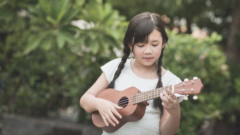 Khoảnh khắc vui nhộn của bạn nhỏ bên cây đàn ukulele soprano