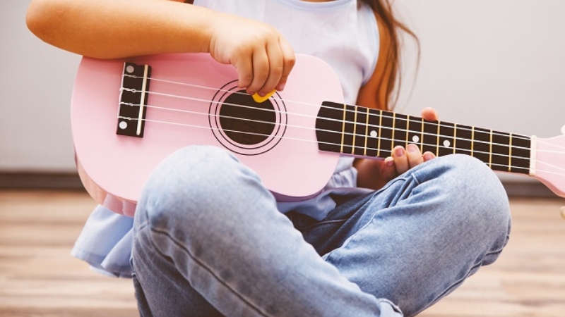 Đánh đàn Ukulele bài dễ nhất: Hướng dẫn 4 hợp âm cho người mới 7 Kỹ thuật chuyển hợp âm nhanh