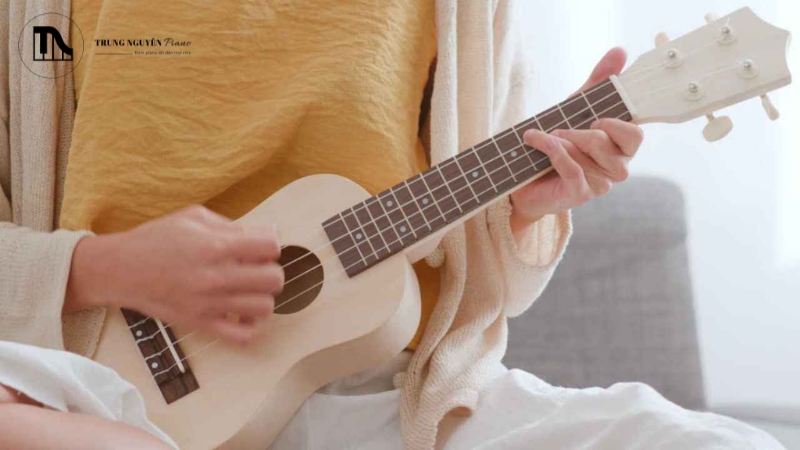 Đánh đàn Ukulele bài dễ nhất: Hướng dẫn 4 hợp âm cho người mới 8 Đau đầu ngón tay là điều không thể tránh khỏi khi mới bắt đầu