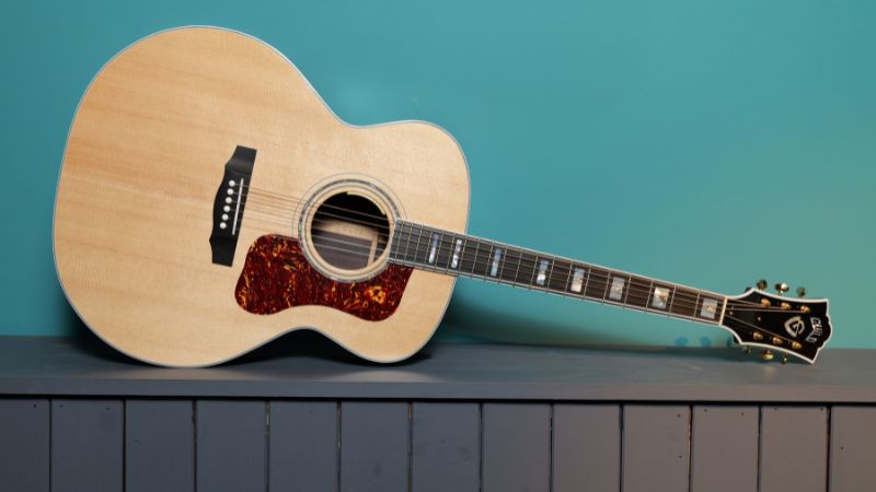 Dây đàn guitar acoustic loại nào tốt? Tư vấn chọn theo cỡ & chất liệu 1 Guitar acoustic với bộ dây chất lượng, mang lại âm thanh vang và cảm giác chơi mượt mà