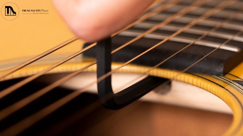 Dây đàn guitar bị cứng: Nguyên nhân & cách làm mềm dây, bấm êm 9 Hạ thấp action là một trong những cách hiệu quả nhất để làm đàn dễ bấm