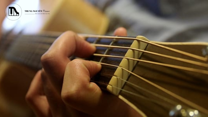 Dây đàn guitar bị cứng: Nguyên nhân & cách làm mềm dây, bấm êm 10 Lựa chọn chất liệu và cỡ dây phù hợp