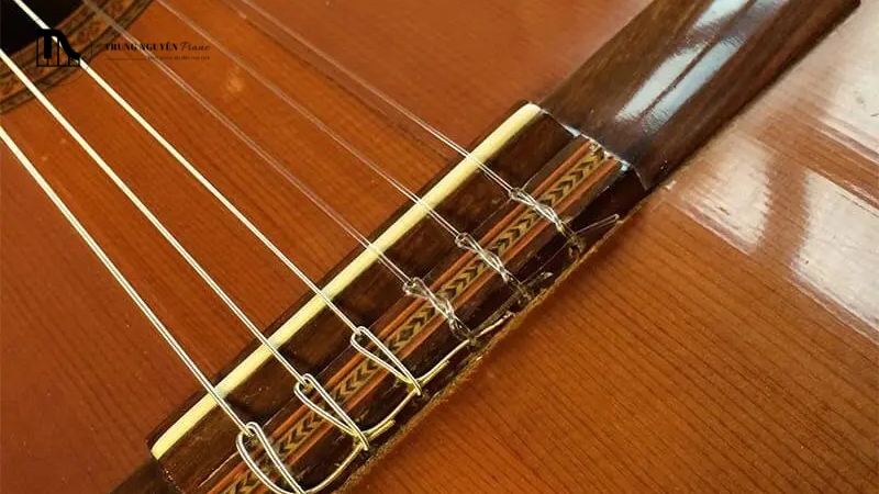 Dây đàn guitar bị cứng: Nguyên nhân & cách làm mềm dây, bấm êm 11 Để giúp dây mới nhanh ổn định, sau khi lên dây chuẩn