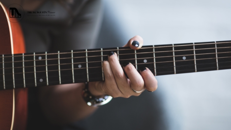 Dây đàn guitar bị cứng: Nguyên nhân & cách làm mềm dây, bấm êm 14 Lớp phủ siêu mỏng giúp bảo vệ lõi kim loại khỏi mồ hôi và độ ẩm