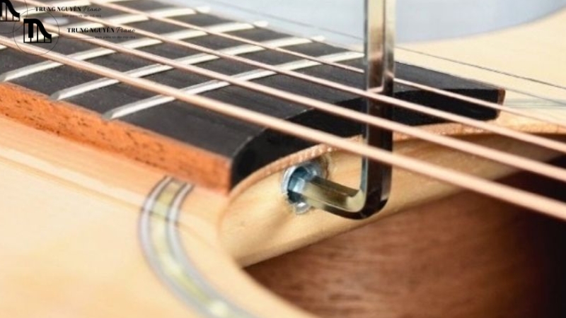 Dây đàn guitar bị cứng: Nguyên nhân & cách làm mềm dây, bấm êm 6 Action (khoảng cách giữa dây và phím đàn) quá cao