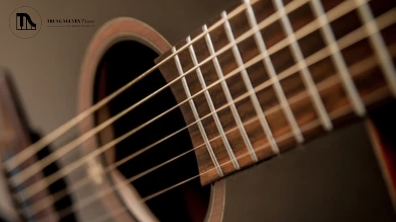 Không để đàn gần cửa sổ, trong phòng tắm