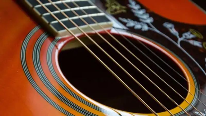 Dây đàn guitar Phosphor Bronze nổi bật với sắc đồng pha đỏ, tượng trưng cho âm thanh ấm và cân bằng