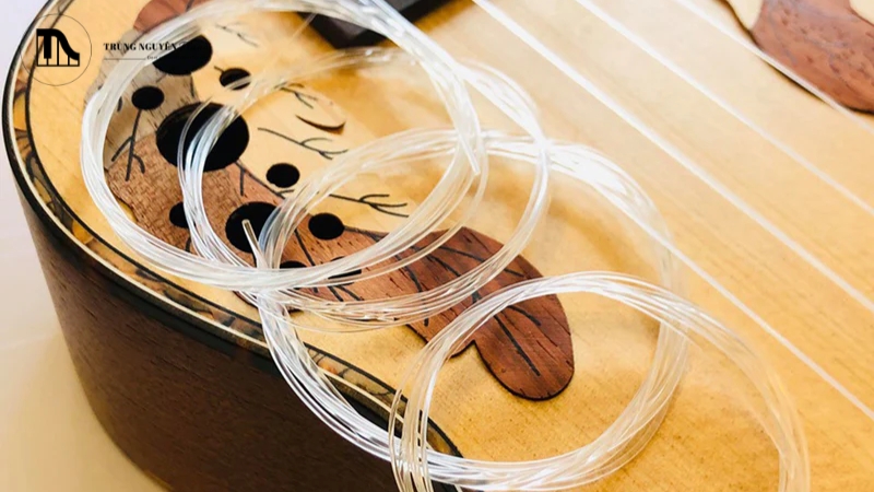 Dây đàn ukulele làm bằng gì? So sánh và cách chọn dây phù hợp 1 Dây đàn ukulele là bộ phận trực tiếp tạo ra rung động âm thanh khi bạn gảy