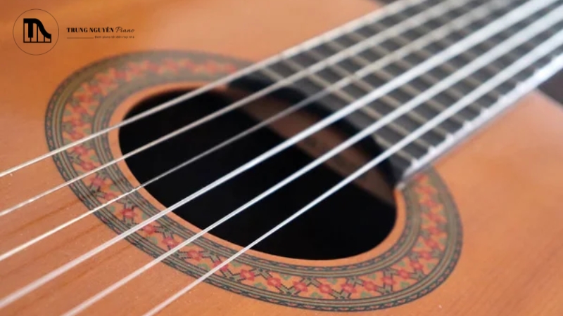 Dây đàn ukulele làm bằng gì? So sánh và cách chọn dây phù hợp 4 Dây quấn có cấu tạo đặc biệt với một lõi nylon bên trong và được quấn bên ngoài bằng một lớp kim loại mỏng