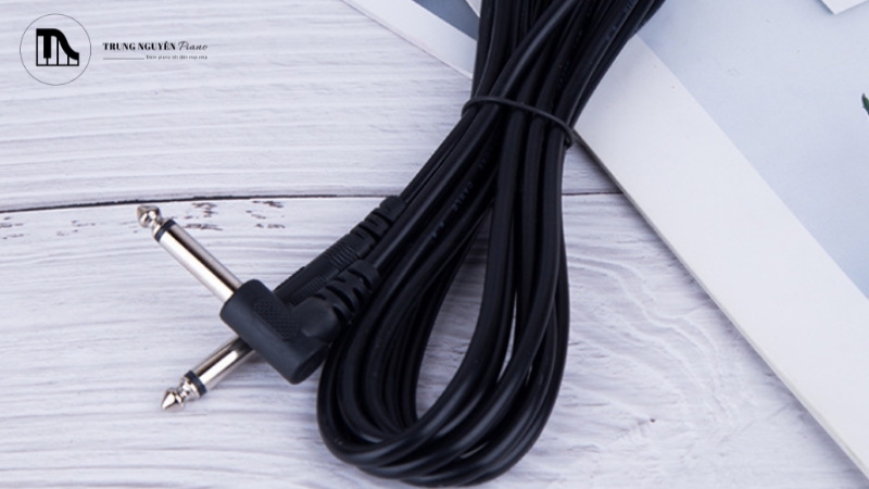 Đầu jack cắm 6.35mm là tiêu chuẩn cho guitar