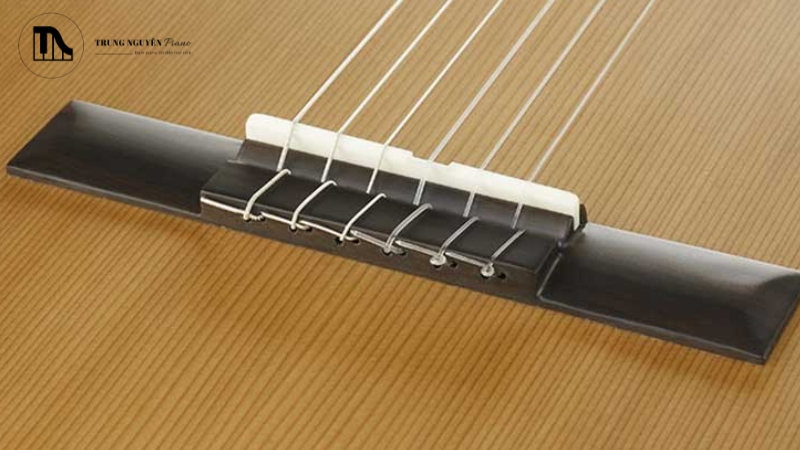 Đứt dây đàn guitar có nguy hiểm không? 5 Cảnh báo & cách phòng 7 Kỹ thuật lên dây và chơi đàn đúng cách