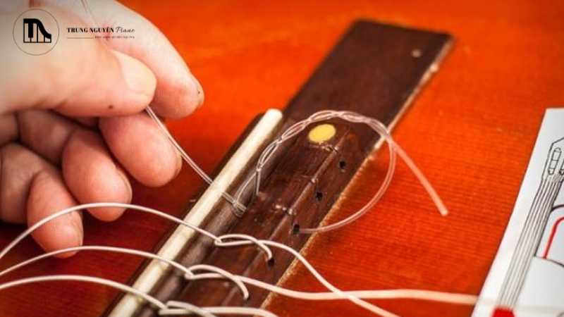 Đứt dây đàn guitar có nguy hiểm không? 5 Cảnh báo & cách phòng 2 Lực bung mạnh của dây đàn khi đứt có thể gây ra những chấn thương không mong muốn